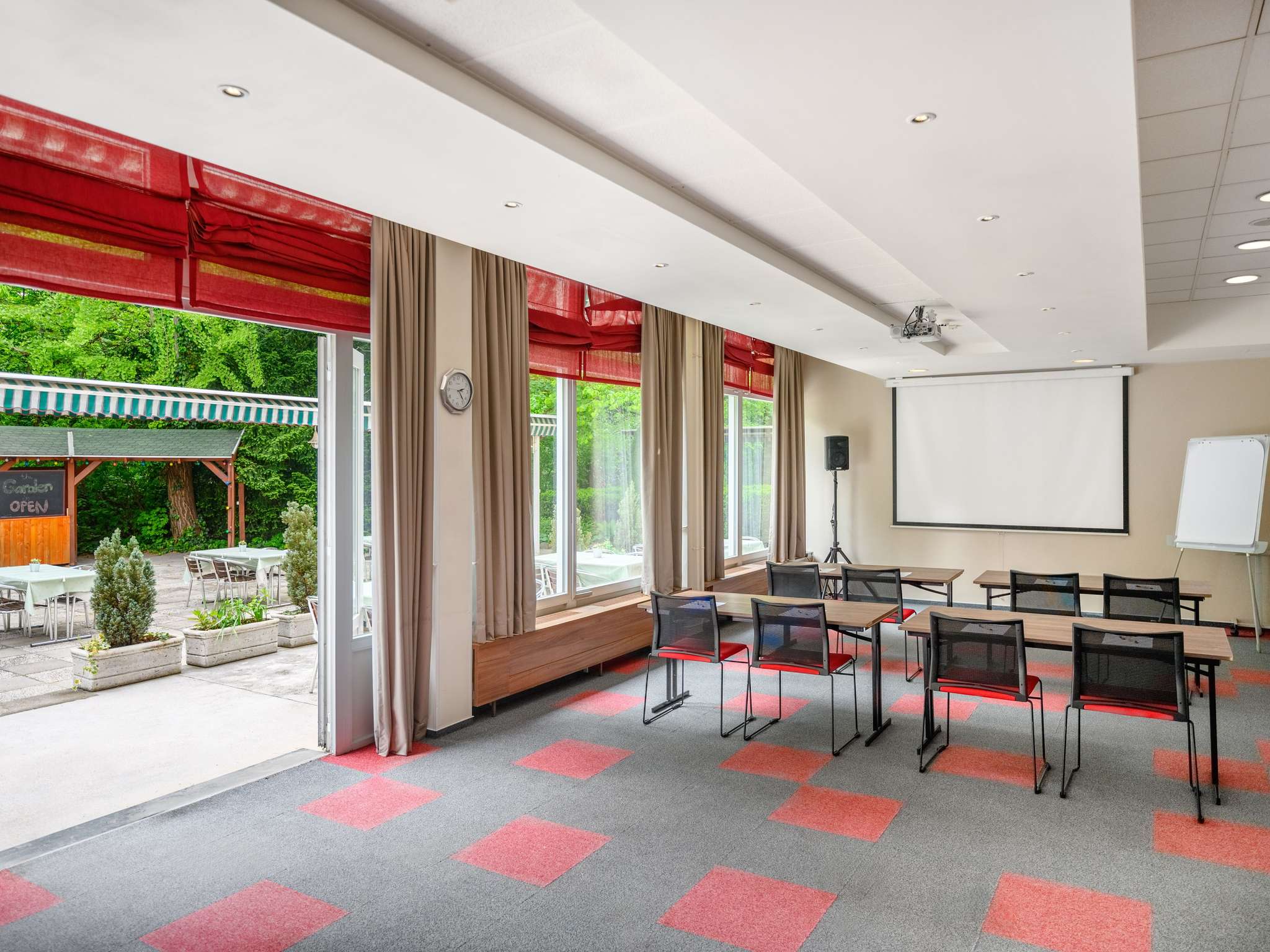 Modern konferenciaterem inspiráló üzleti találkozókhoz